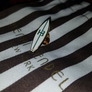 Henri bendel - pin